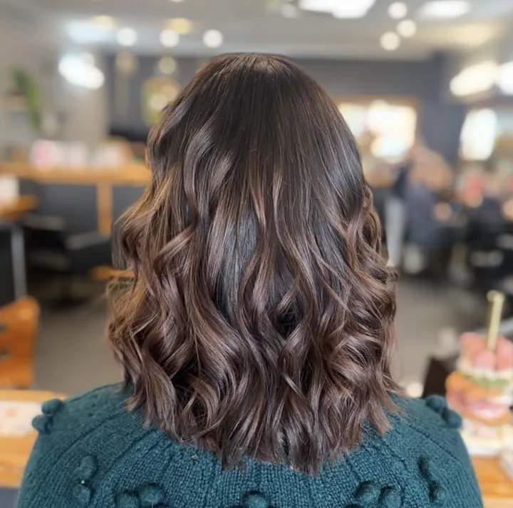 Glossy brunette waves